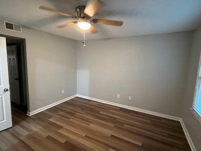 Building Photo - Renovated 1 bed 1 bath condo in gated comm...