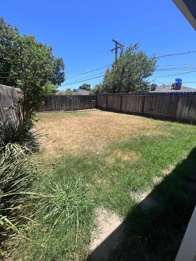 Building Photo - NICE UPDATED DUPLEX IN SACRAMENTO!!