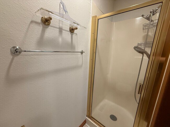Building Photo - Updated 2BR Condo Near Juanita Village & Beach – Pool, Gym, Parking Included