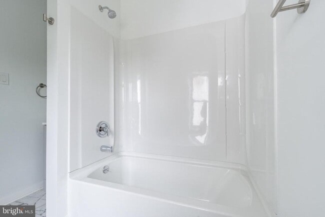 Building Photo - 32 E Elm St