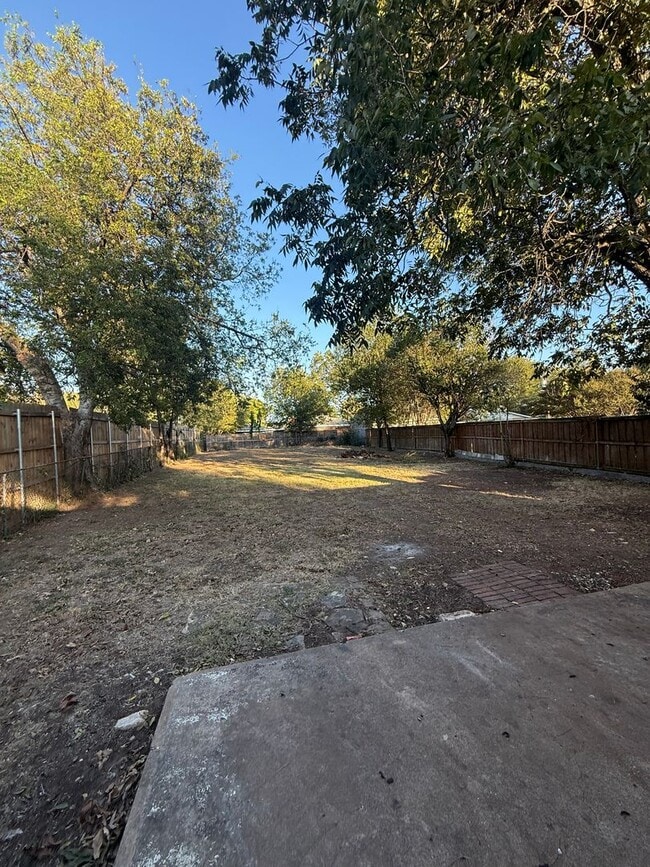 Building Photo - 2 bedroom 2 bathroom house 76116