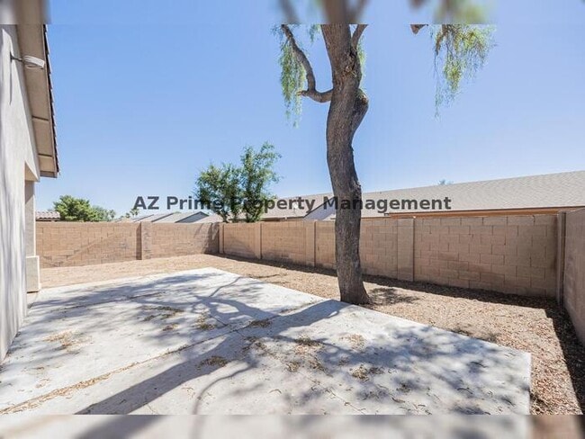 Building Photo - 670 E Mariposa Pl