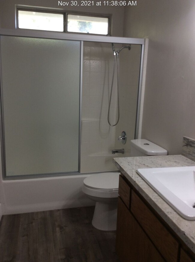 Building Photo - Comfortable Living in a Well-Sized 2-Bed, 2-Bath Home