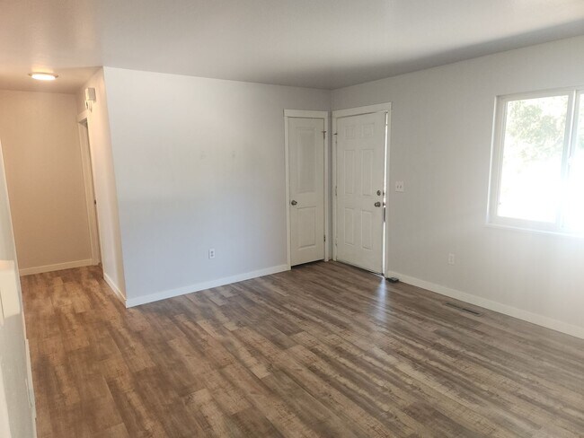 Building Photo - Lovely 4 Bedroom, 2 Bath home available NOW!