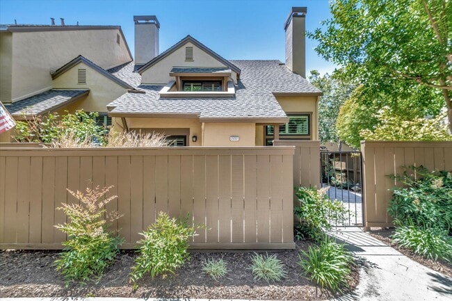 Building Photo - Hamilton Place Townhome