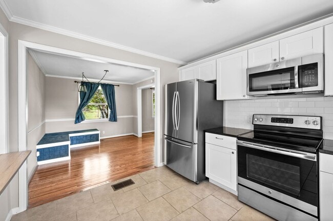 Building Photo - Beautifully Updated 3BR/1.5BA Home in Coveted Caldwell Hall!