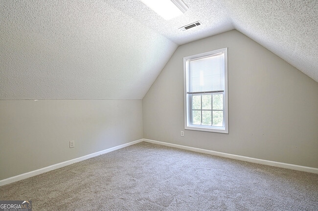 Building Photo - 77 Pine Crescent