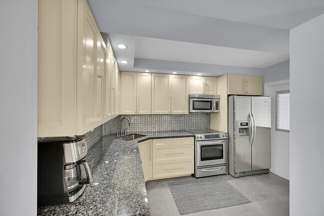 Building Photo - 800 E Camino Real