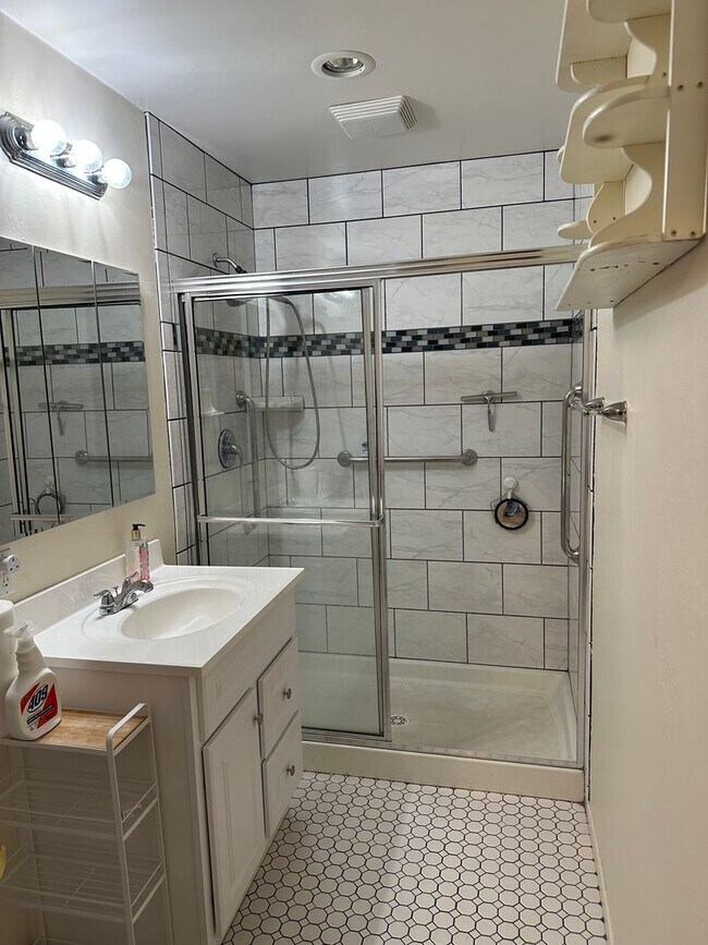 Building Photo - 2 Bedroom Condo - La Mesa