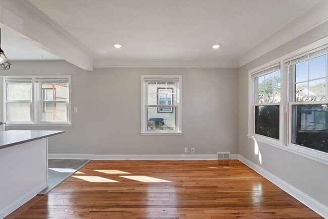Building Photo - Spacious 4BR/2BA Duplex — Available August...