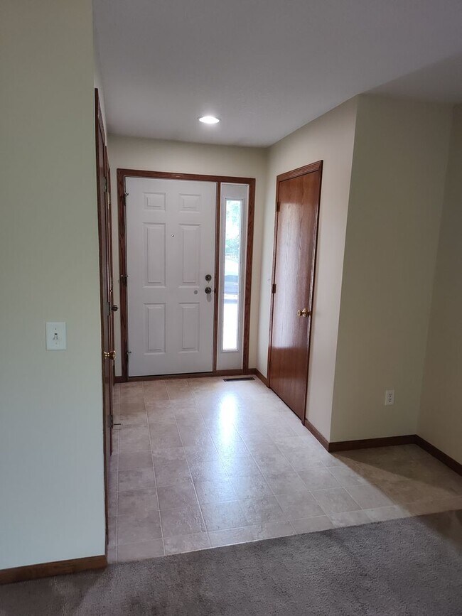 Building Photo - 3 Bedroom, 2 bathroom twin home in Oakdale