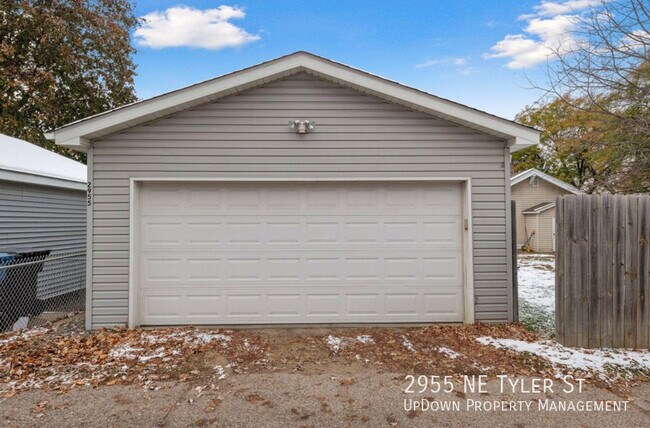 Building Photo - 2955 NE Tyler St