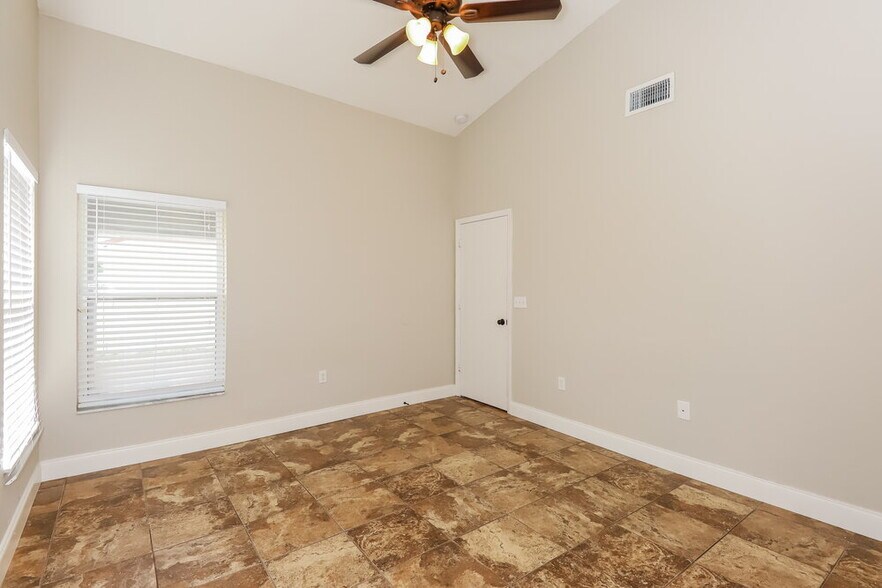 Building Photo - 3008 Sabal Bend Dr NE