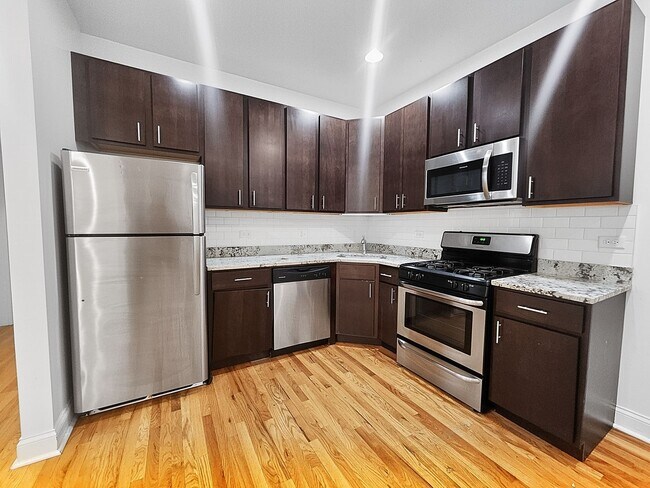 Building Photo - Large 2-bed/2-bath Apartment With Updated Kitchen and Large Living Room