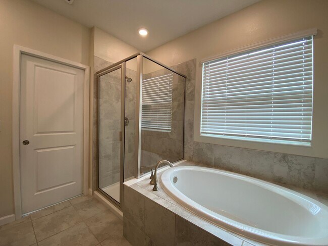 Building Photo - 3BD/2.5BA Townhome in Econ Trails Near Valencia East!