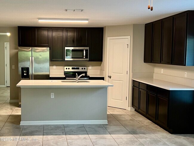 Building Photo - 12300 Cherry Bluff Dr