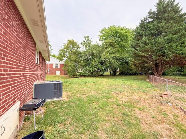 Building Photo - 12 Templewood Dr