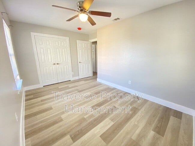 Building Photo - 5125 Sunshine Dr