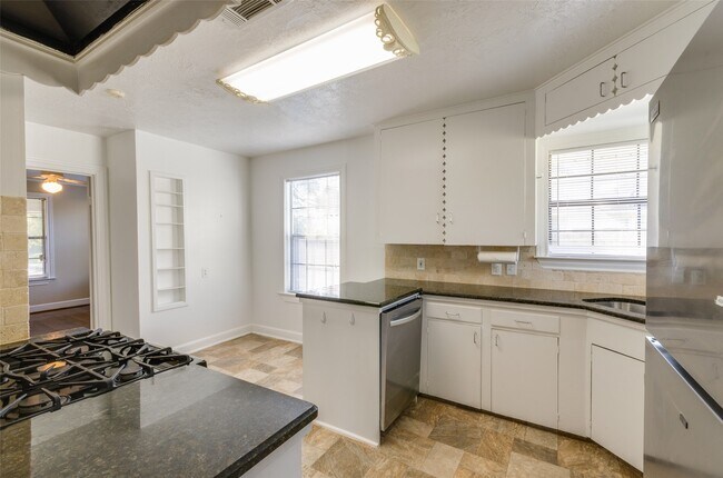 Building Photo - 236 W 31st St