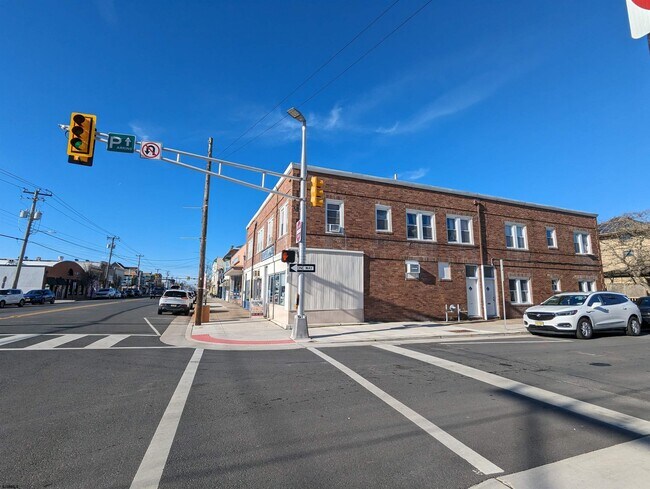 Building Photo - 2 N Portland Ave