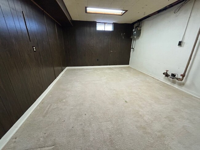 Building Photo - 2 Bed 1 bath home with a  Full Fenced In B...