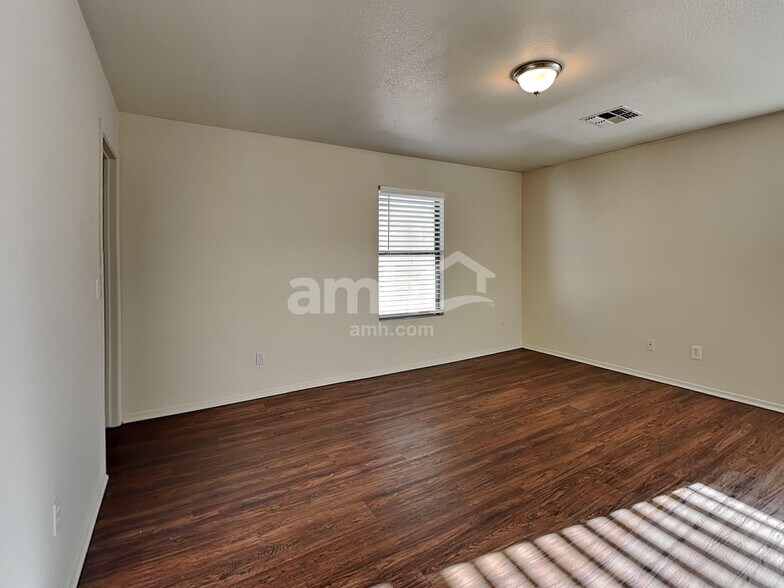 Building Photo - 9680 N 82nd Ln
