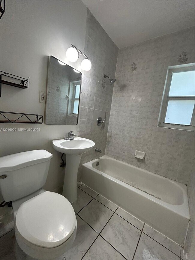 Building Photo - 2843 SW 37th Ct