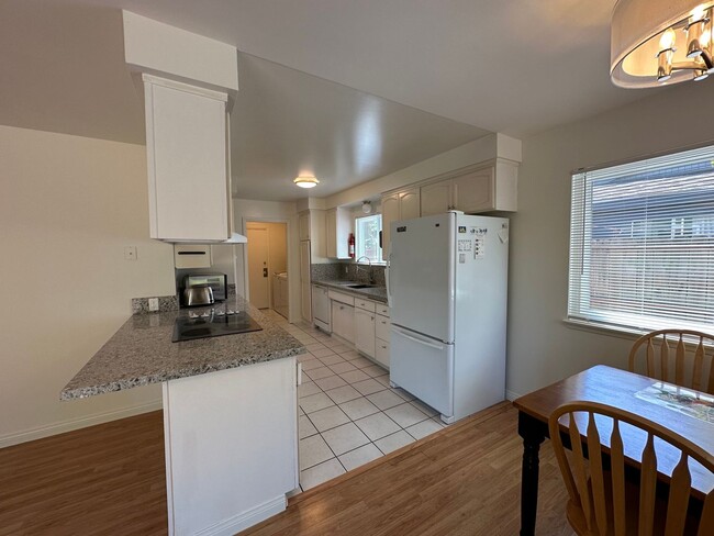 Building Photo - Lovely Remodeled 4 bedroom 2.5 bathroom ho...