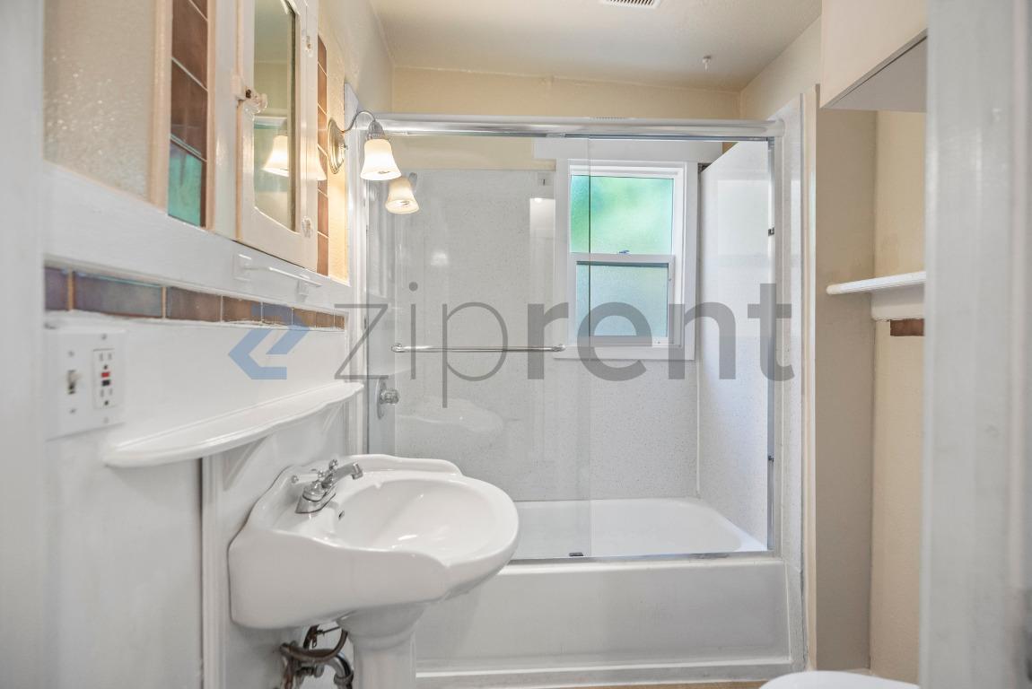 Building Photo - 1613 Pomona St