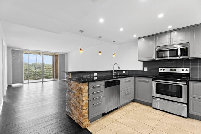 Building Photo - 9470 Poinciana Pl