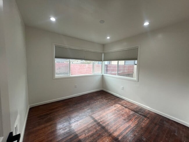 Building Photo - Beautifully renovated 3 bed 2 bath house