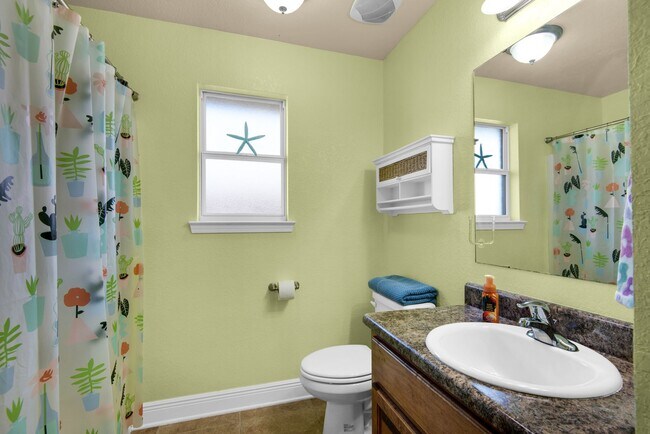 Building Photo - Splash in with a4/2 pool home in Holly-Cli...