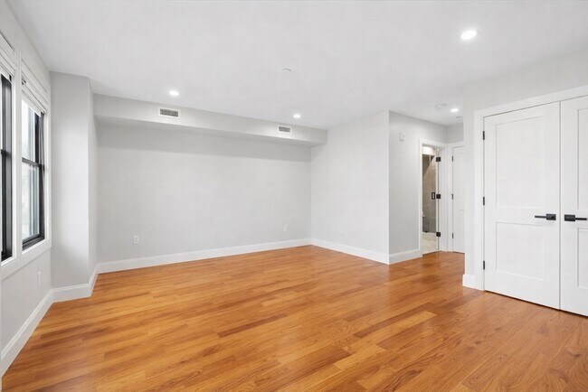 Building Photo - 113-115 Falcon St