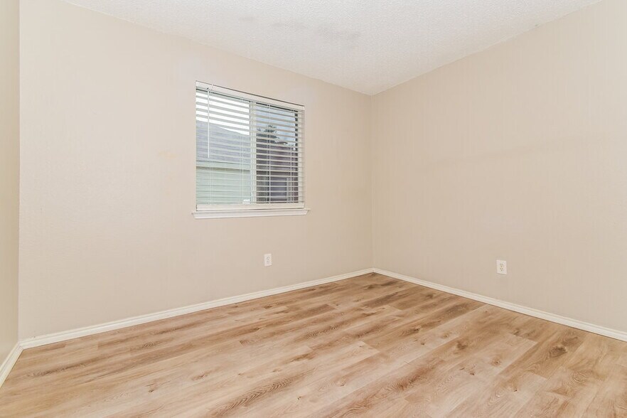 Building Photo - 1112 Alexandria Dr