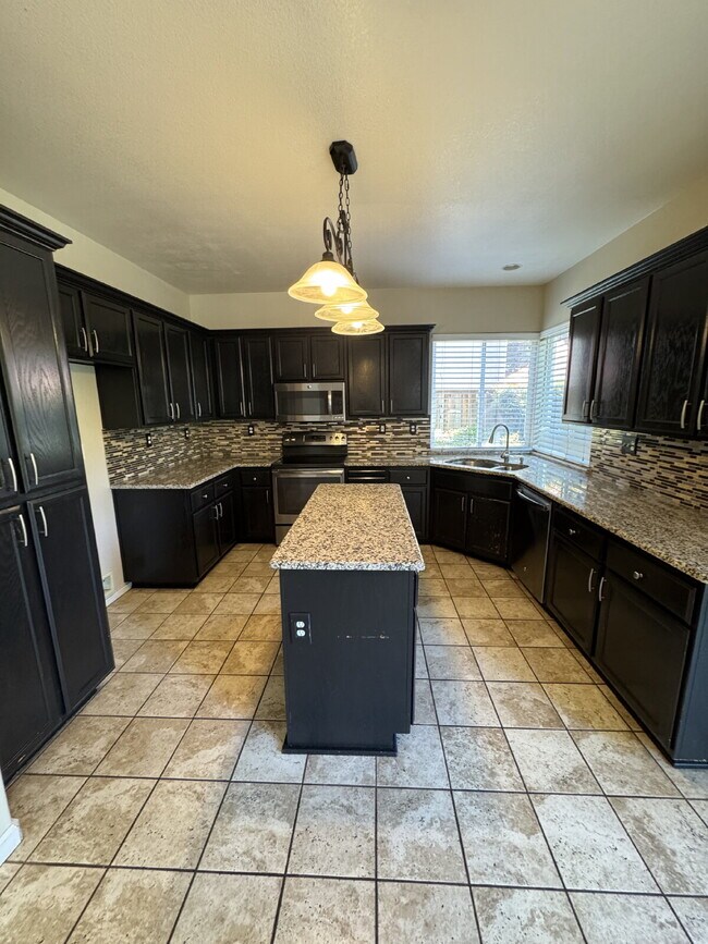 Building Photo - Gorgeous 3 Bedroom, 2 1/2 Bathroom Home in Perfect Brentwood Location