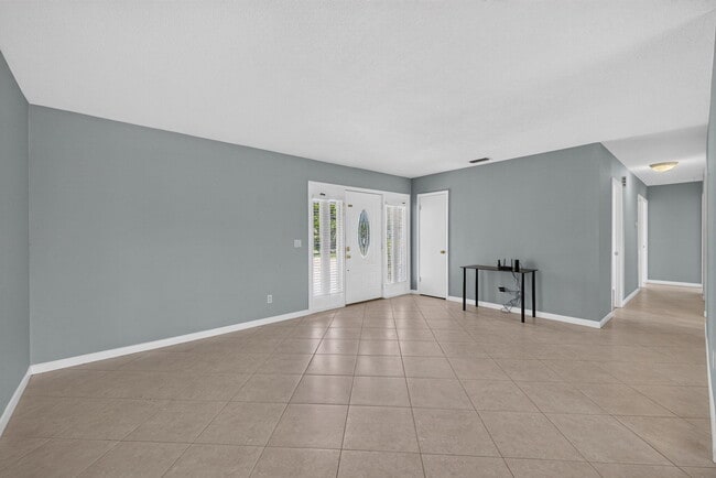 Building Photo - 416 SE Naranja Ave