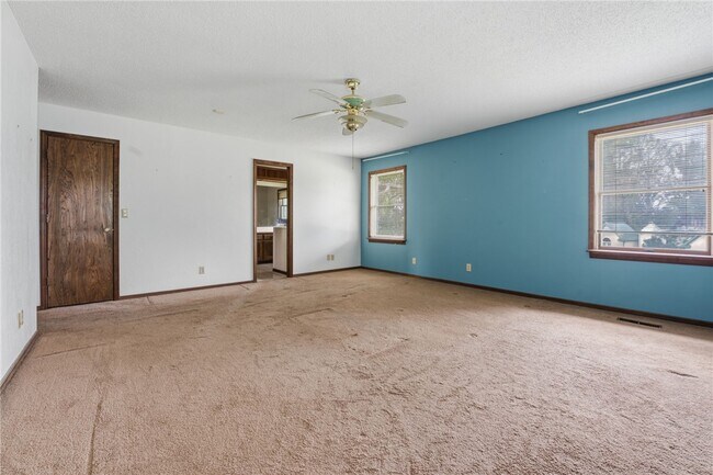 Building Photo - 315 E Fairway Ln