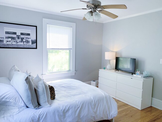 Building Photo - 3 Bed 2 Baths Grid home with fenced backya...
