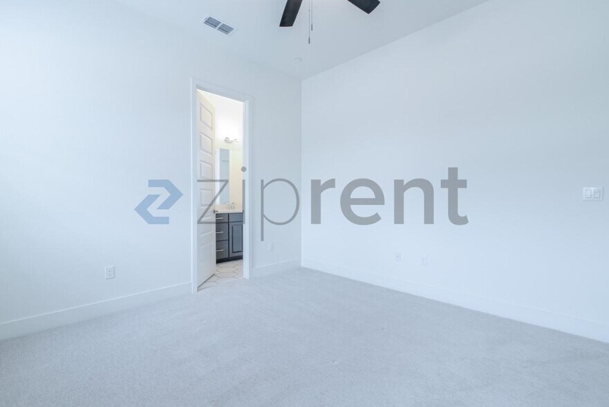 Building Photo - Unit