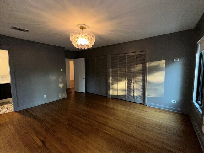 Building Photo - 4711 Fairview Dr