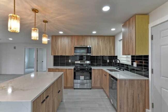 Building Photo - Everett Duplex