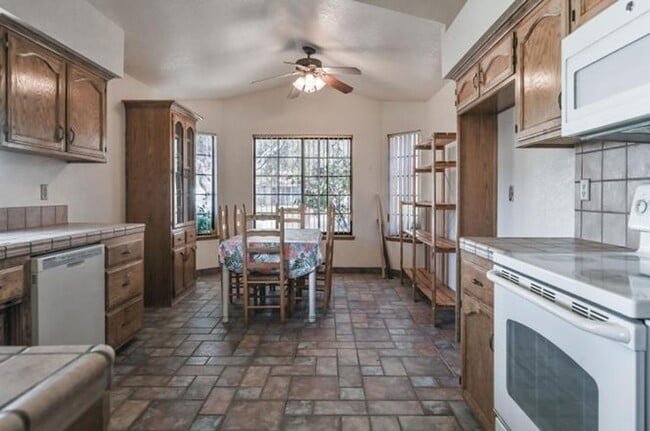 Building Photo - Great Ridgecrest 4 Bedroom Home