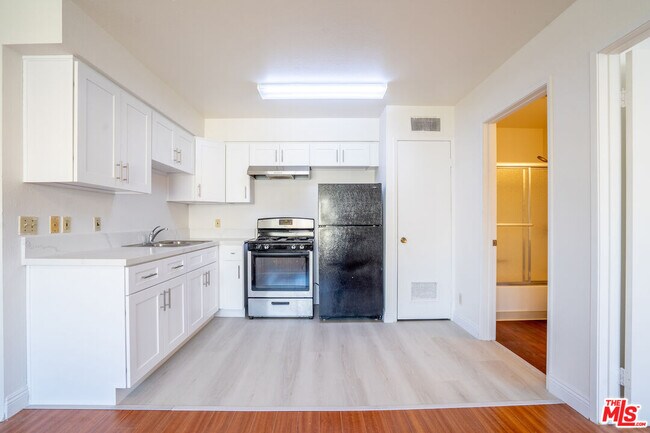 Primary Photo - 820 S St Andrews Pl