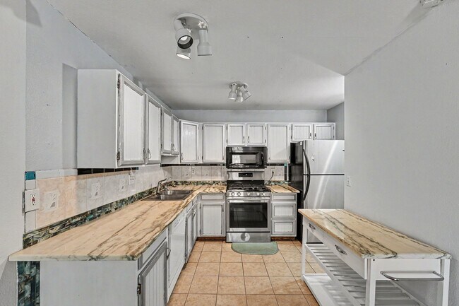 Building Photo - 1511 Seneca Cir