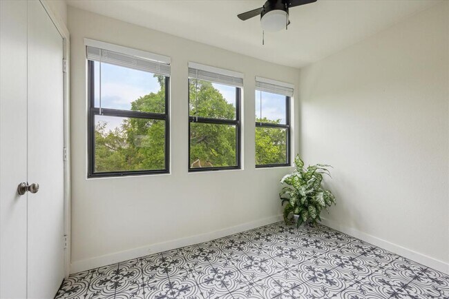 Building Photo - 1510 W N Loop Blvd