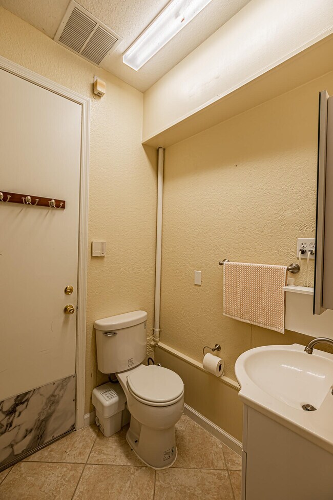 Building Photo - 431 NW Coolwater Ct