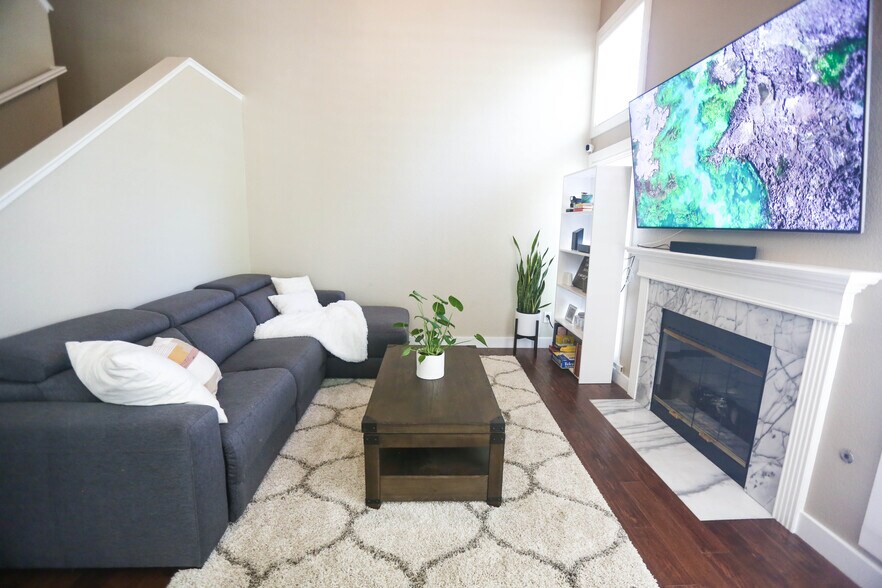 Living Room with vaulted ceilings - 277 Hidden Creek Ct