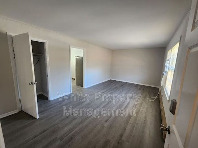 Building Photo - 1045 W Meadow Dr