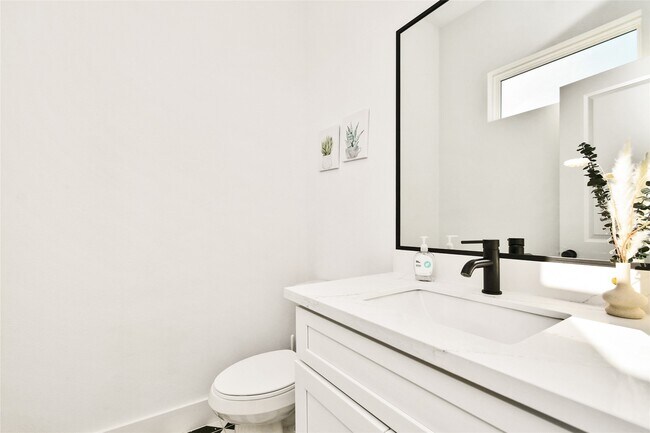 Building Photo - 208 N York St