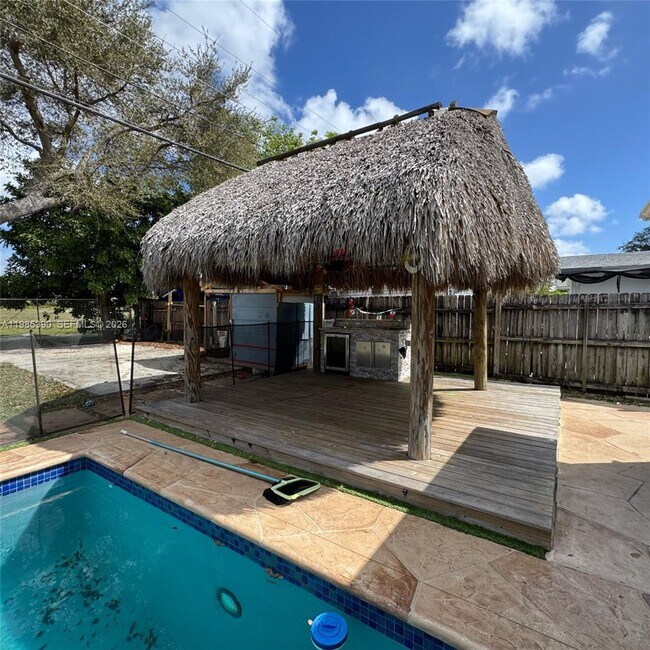 Building Photo - 4261 SW 22nd St